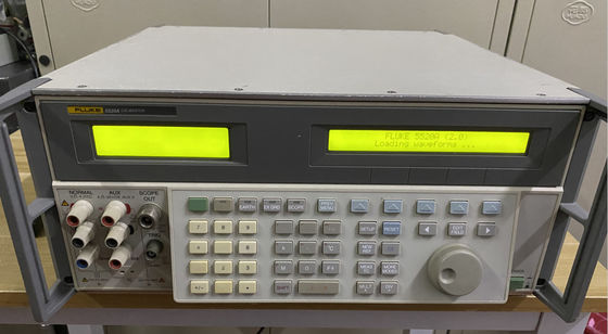 acheter Calibrateur multi-produits Fluke 5520A avec signaux d'amplitude 600 MHz, interface RS-232 et état d'occasion fabrication en ligne