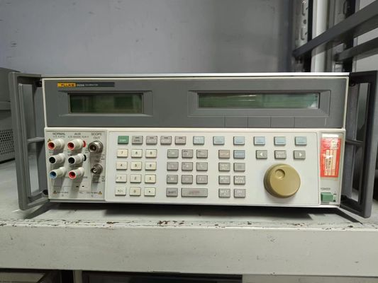 acheter Recycler le calibrateur multi-produits Fluke 5520A avec des signaux d'amplitude de 600 MHz et une interface RS-232 en état d'usage fabrication en ligne