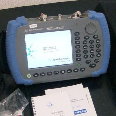L'analyseur de spectre tenu dans la main de Keysight Agilent N9340B rf A 3 gigahertz
