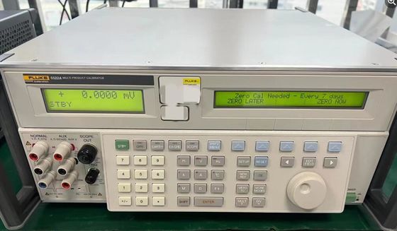 Calibrateur multifonctionnel Fluke 5522A utilisé avec fréquence 10 MHz et interface RS-232. Équipement de test multi-produits entièrement testé