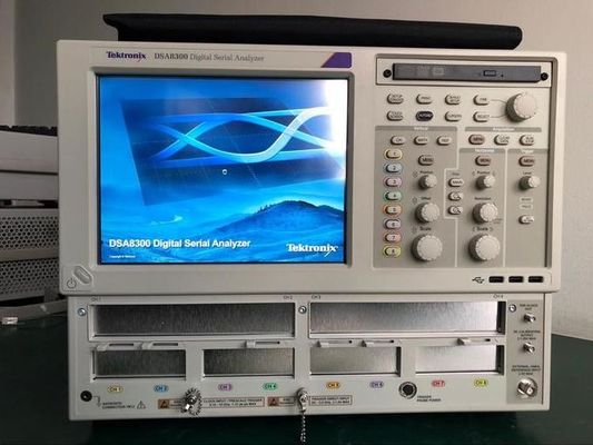 Analyseur de signaux numériques Tektronix DSA8300 avec oscilloscope à échantillonnage, convertisseur A/N 16 bits, bande passante 70 GHz et tests de masque automatisés