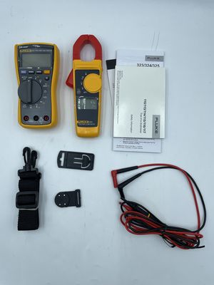 Kit combiné pour électriciens Fluke 117/323 avec multimètre numérique True-RMS et pince ampèremétrique 600 V CAT III avec détection de tension sans contact