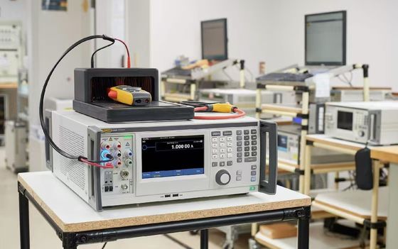 Calibrateurs multi-produits Fluke 5550A et 5540A avec écran tactile couleur de 17,8 cm