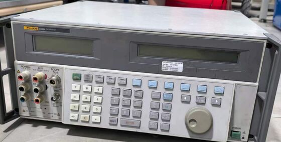 Calibrateur multifonctionnel Fluke 5520A 20A Sortie de courant continu avec mesure de pression 600 MHz Étalonnage de portée
